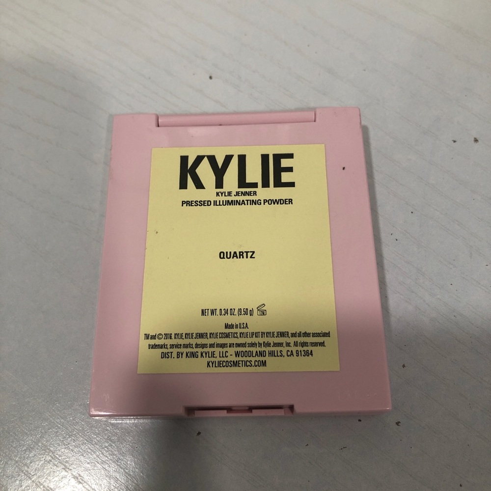 Kylie Cosmetics Pressed Illuminating Powder in the shade Quartz
